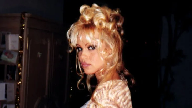 Pamela Anderson: Bir Aşk Hikayesi izle